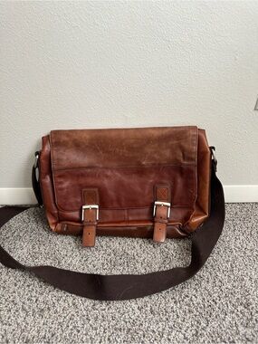 Fossil Chestnut Brown Leather Messenger Bag with Dark Brown Strap